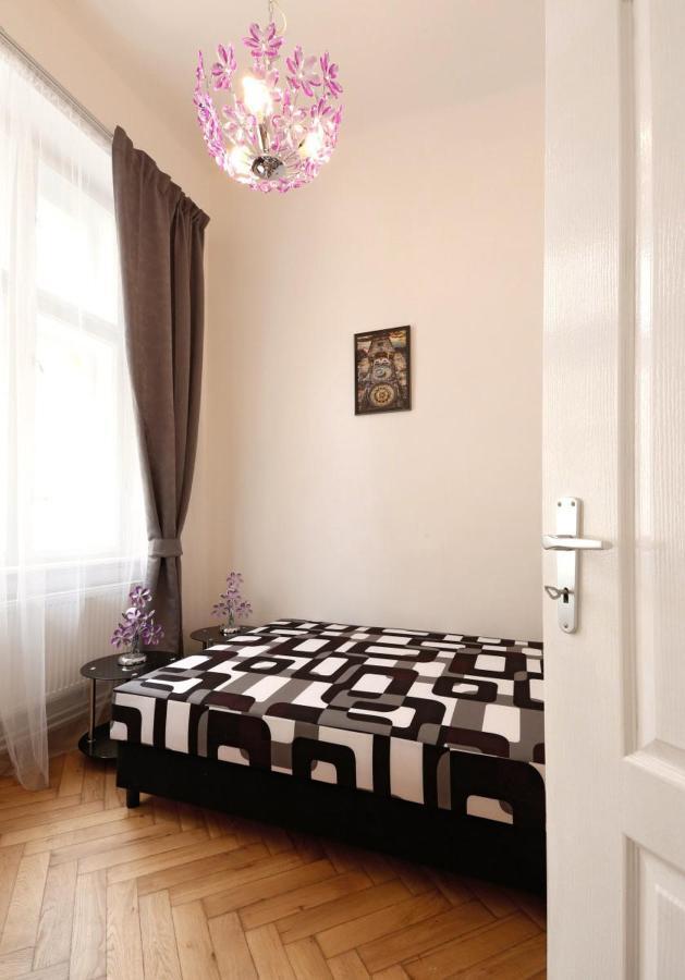 Apartment Near The Charles Bridge Prague Room photo