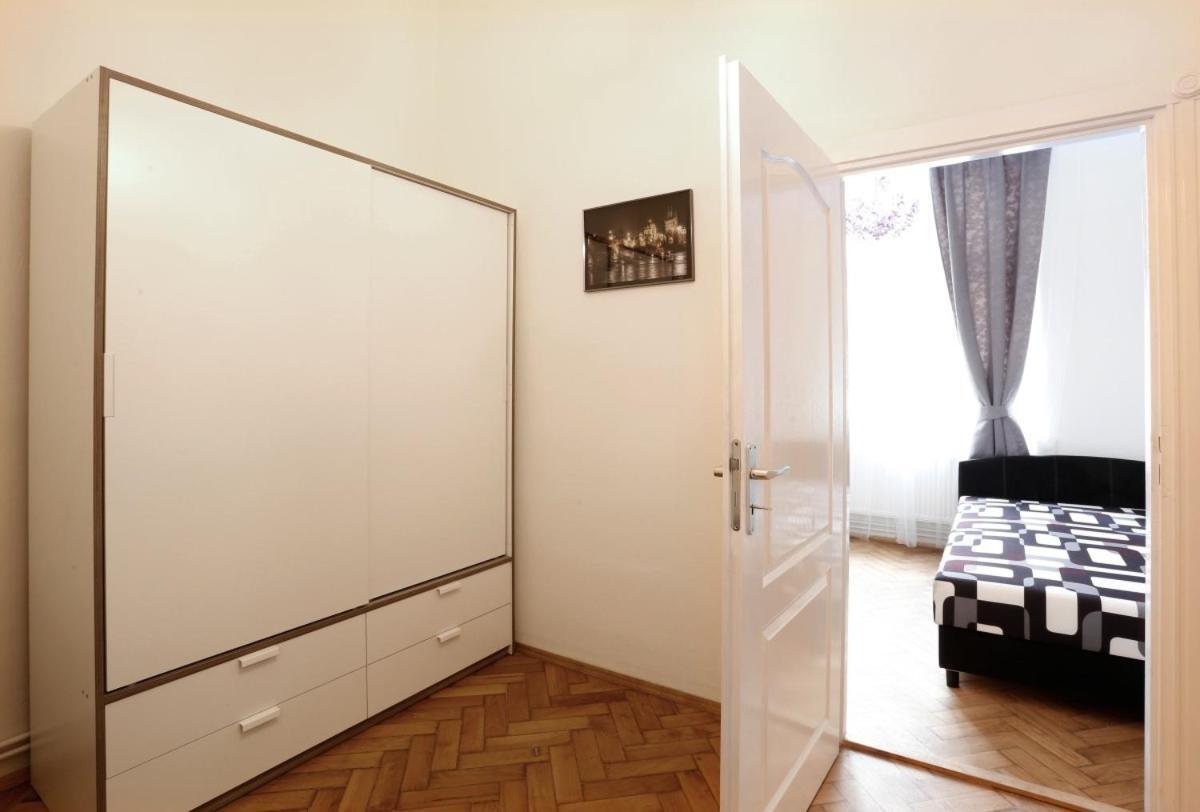 Apartment Near The Charles Bridge Prague Room photo